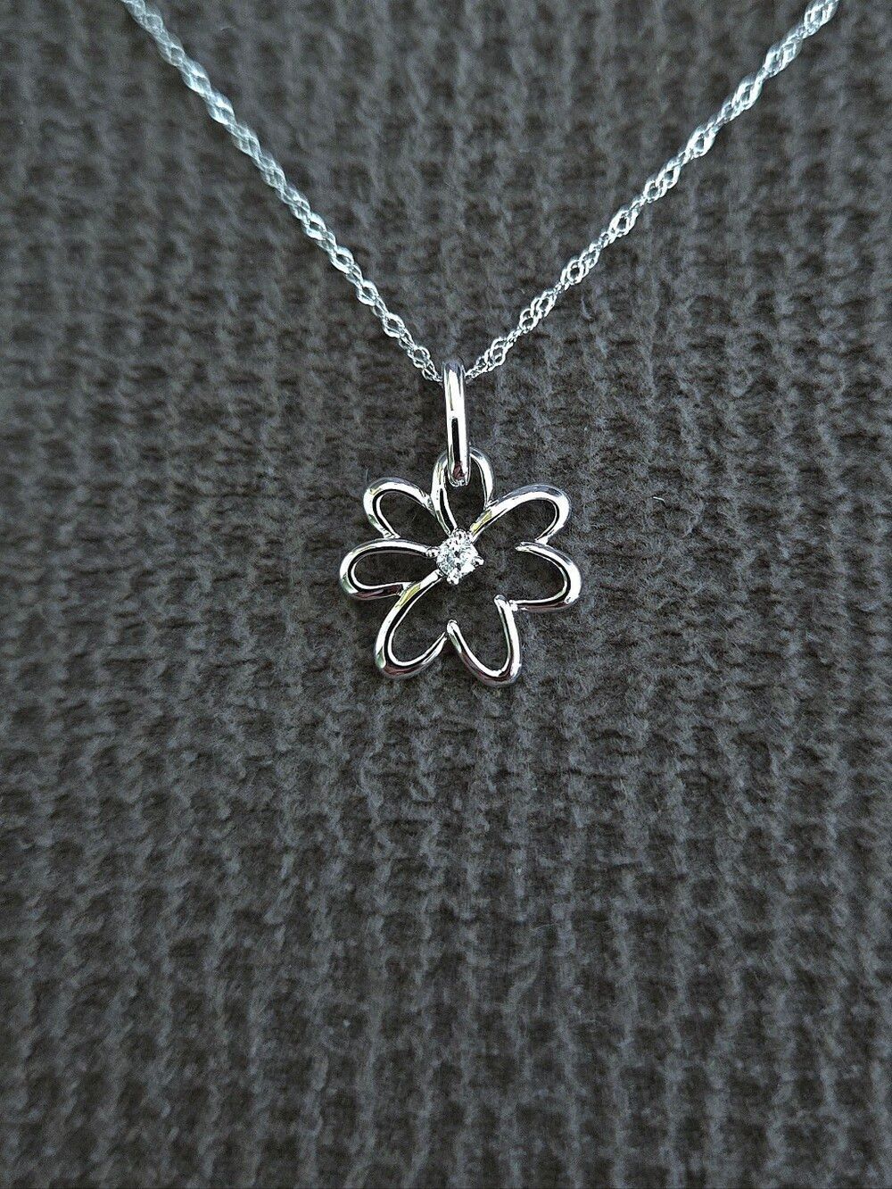 14K White Gold🤍💛 Dainty Silver🤍 Necklace with an Open Flower🌸 Pendant - NWOT